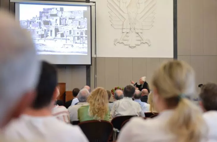 Tadeusz Barucki prowadzący wykład podczas swojego benefisu