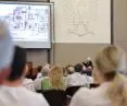 Tadeusz Barucki prowadzący wykład podczas swojego benefisu