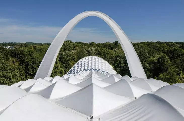 architekci wpisali nowe zadaszenie w oryginalny łuk