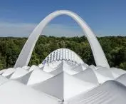 architekci wpisali nowe zadaszenie w oryginalny łuk