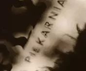 Logo piekarni rzuca cień na posadzkę