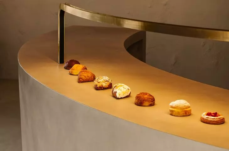 The curved form of the counter was covered with microcement 