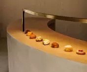 The curved form of the counter was covered with microcement 