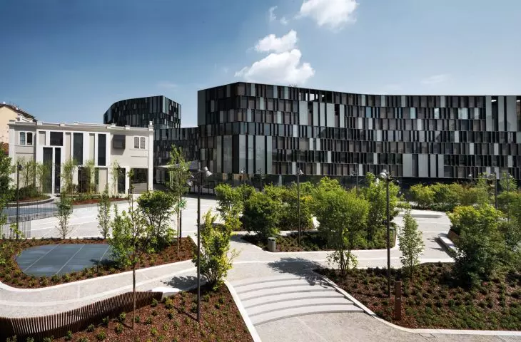 siedziba firmy Lavazza w Turynie we Włoszech, proj.: CZA Cino Zucchi Architetti;  elewacja jest termicznie zmienna — każdy element fasady pozwala na utrzymanie innej temperatury w pomieszczeniu tworząc bodźce fizjologiczno-termiczne 
