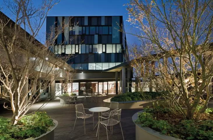 siedziba firmy Lavazza w Turynie we Włoszech, proj.: CZA Cino Zucchi Architetti; elewacja jest termicznie zmienna — każdy element fasady pozwala na utrzymanie innej temperatury w pomieszczeniu tworząc bodźce fizjologiczno-termiczne 