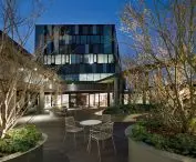 siedziba firmy Lavazza w Turynie we Włoszech, proj.: CZA Cino Zucchi Architetti; elewacja jest termicznie zmienna — każdy element fasady pozwala na utrzymanie innej temperatury w pomieszczeniu tworząc bodźce fizjologiczno-termiczne 