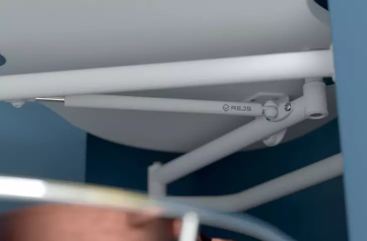 Heavy-duty slides that allow each shelf to carry a load of up to 15 kg