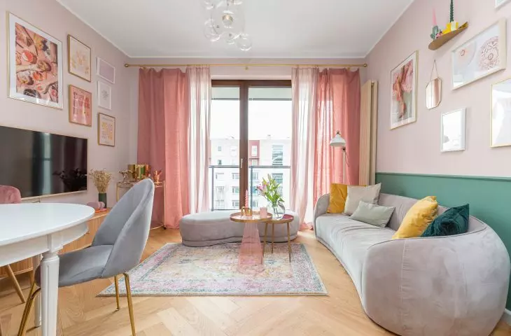 Wzrok przyciągają też ulokowane naprzeciwko siebie dwie galerie ścienne