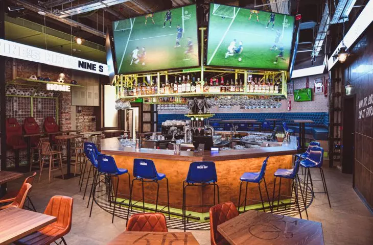 the lowest floor houses the Sports Bar with an octagonal bar inspired by New York's Madison Square Garden with telebims 