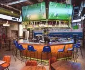 w najniższej kondygnacji ulokowano Sports Bar z inspirowanym nowojorską halą Madison Square Garden ośmiokątnym barem z telebimami 