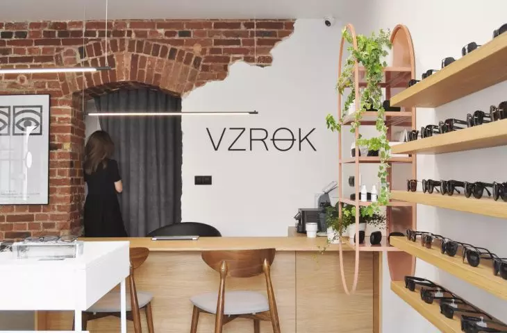 Salon optyczny VZROK, za zasłoną znajduje się zaplecze do badań
