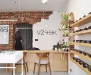 Salon optyczny VZROK, za zasłoną znajduje się zaplecze do badań