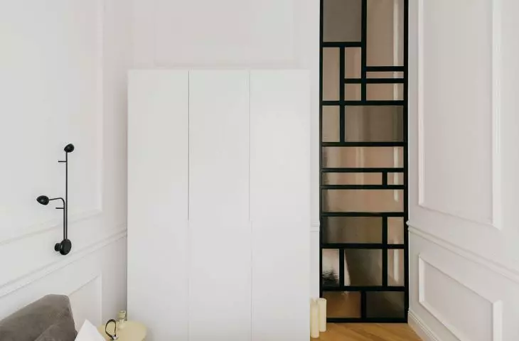 bedrooms are separated by glazing of ornamental frosted glass