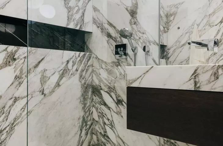 łazienka wypełniona jest marmurem Calacatta