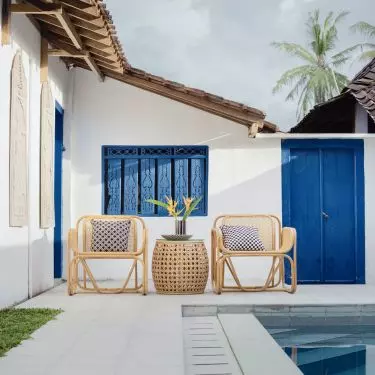 Rattan garden furniture perfectly fits the aesthetics of the coastal grandmother trend