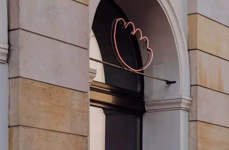 The premises take the place of a former hotel café, located in the first floor of a 1950s building.