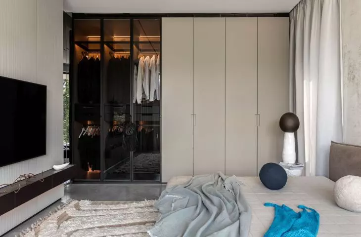 In the bedroom, warming decor accessories attract attention
