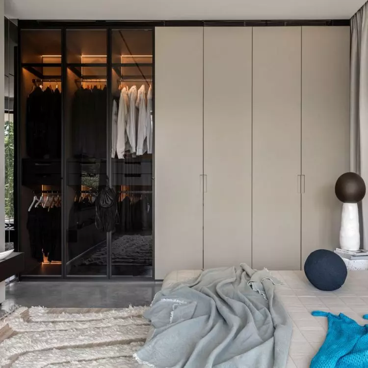 In the bedroom, warming decor accessories attract attention