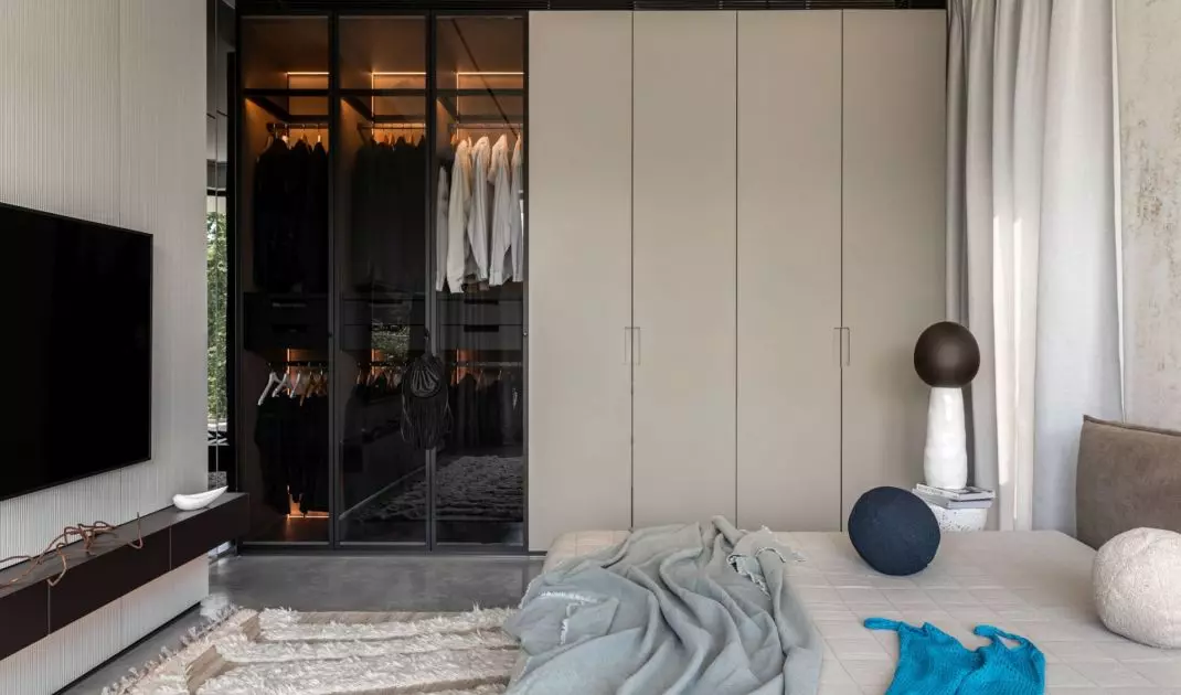 In the bedroom, warming decor accessories attract attention