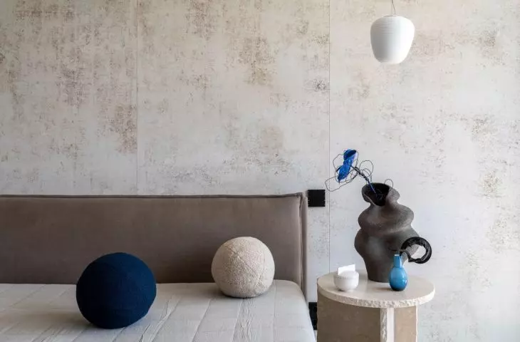 In the bedroom, warming decor accessories attract attention
