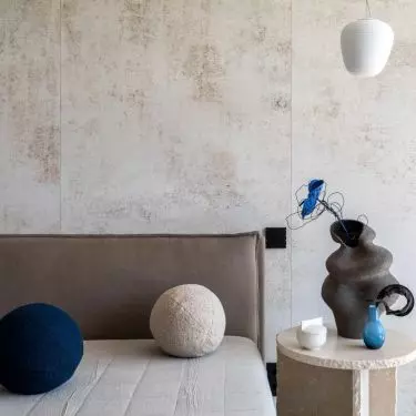 In the bedroom, warming decor accessories attract attention