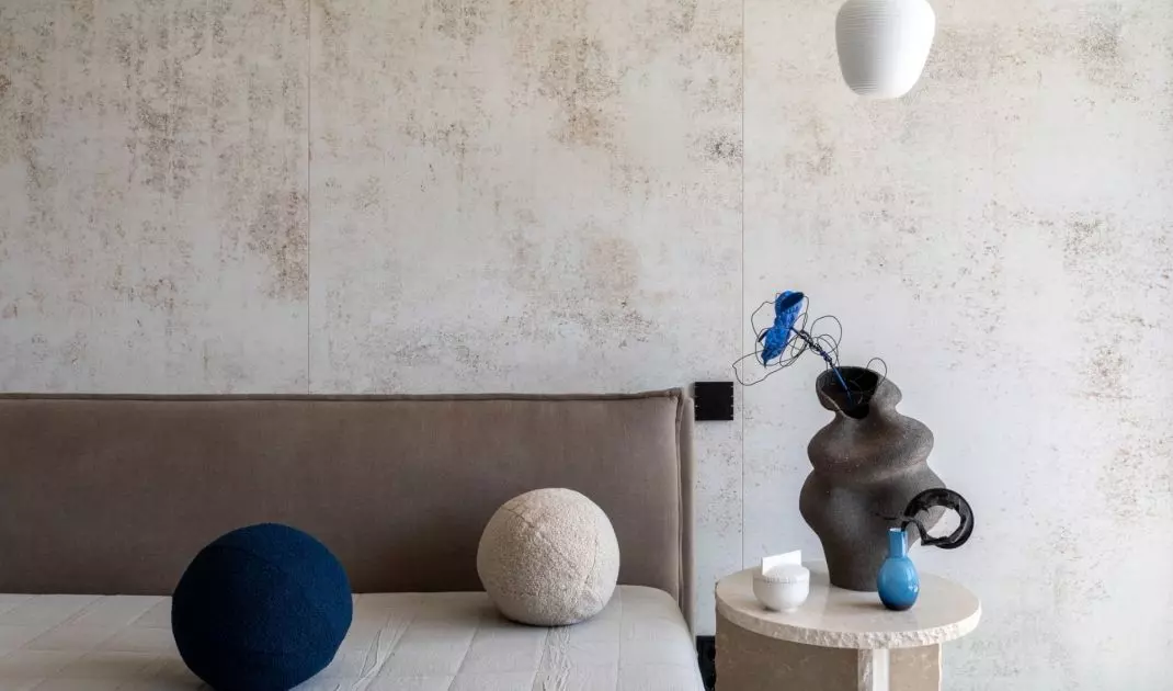 In the bedroom, warming decor accessories attract attention