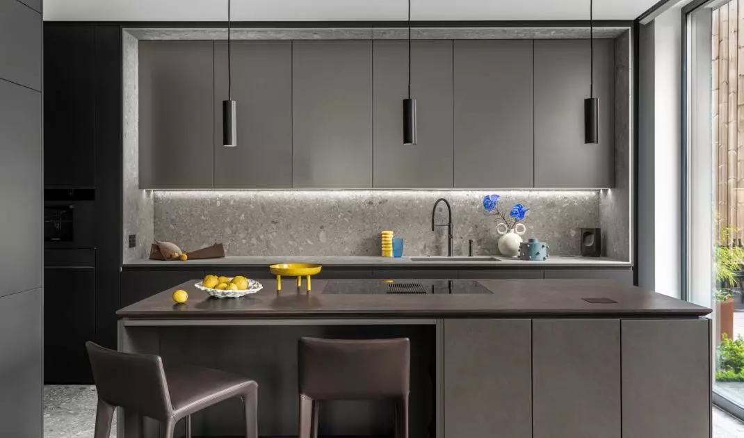 The heart of the kitchen became an island resistant to any damage with sintering