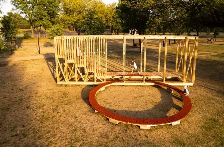 Mebel do działań plastycznych składa się z trzech elementów
