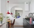 A round mirror in the kitchen optically enlarges the apartment space