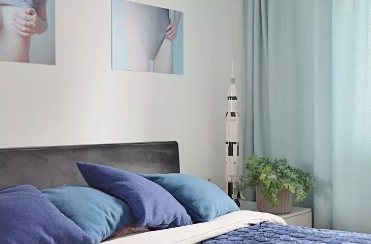 detal sypialni utrzymanej w odcieniach niebieskiego