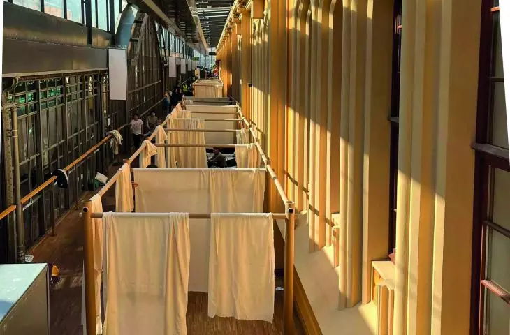 Tymczasowa architektura schronienia według projektu Shigeru Bana powstaje też w innych miastach w Polsce