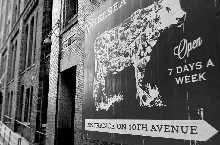 Plakat na wejściu do Chelsea Market, nawiązujący do niedawnej przeszłości dzielnicy