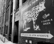 Plakat na wejściu do Chelsea Market, nawiązujący do niedawnej przeszłości dzielnicy