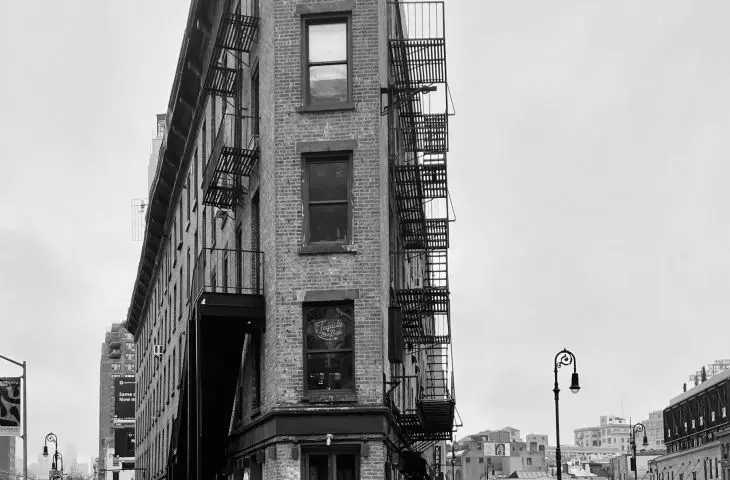 Charakterystyczny budynek na jednym z powtarzających się często w Meatpacking District trójkątnych placów