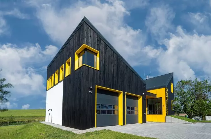 Geometryczne formy budynku remizy