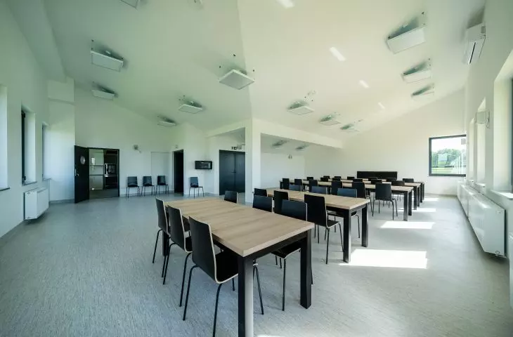Duża sala znajduje na piętrze remizy