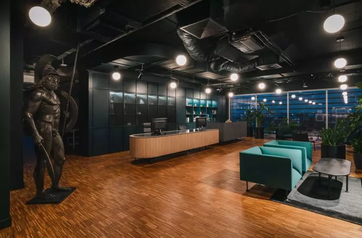 Lobby z recepcją i charakterystyczną rzeźbą gladiatora