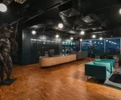 Lobby z recepcją i charakterystyczną rzeźbą gladiatora