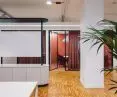 Charakterystycznym elementem biura są mobile meble o obłych kształtach i kolorowe pokoje do spotkań