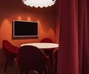 Intensywne kolory i wytłumiające kotary w salach spotkań
