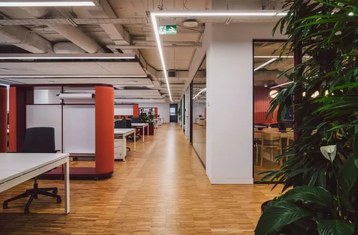 Architekci pozostawili oryginalną drewnianą podłogę