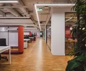 Architekci pozostawili oryginalną drewnianą podłogę