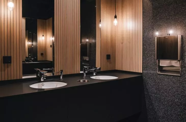 Wnętrza łazienek również nawiązują do całego stylu biura
