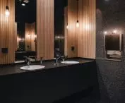 Wnętrza łazienek również nawiązują do całego stylu biura