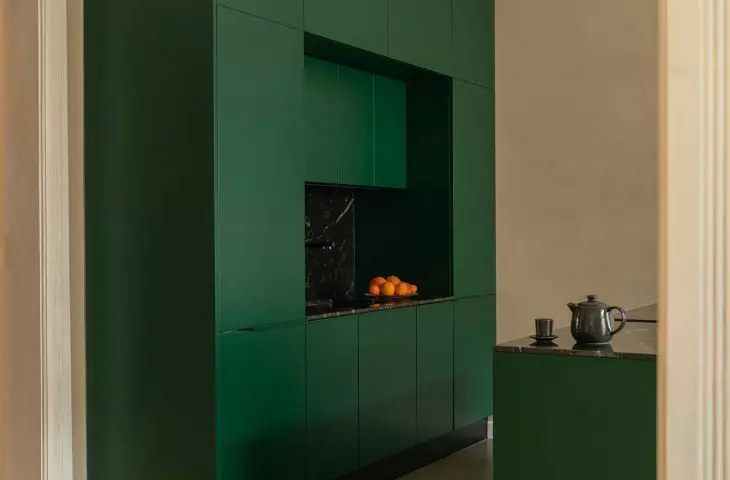 The kitchen changed its original location, its strangeness was emphasized by the architects with a distinctive color