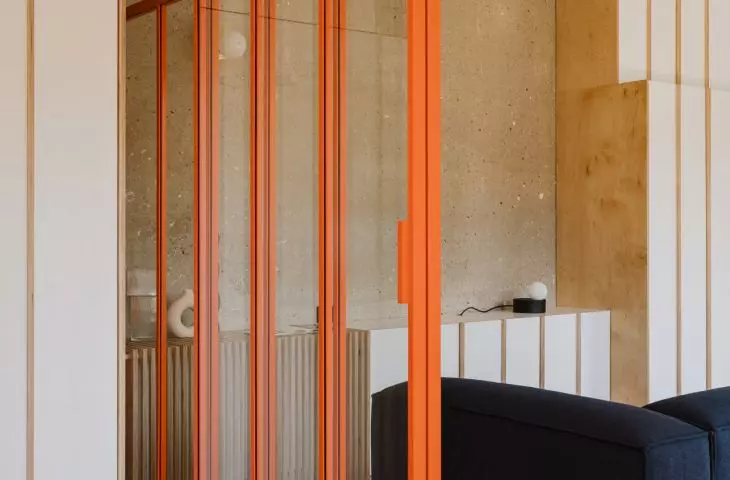między strefą dzienną a sypialnią architektki wprowadziły przeszkloną ściankę
