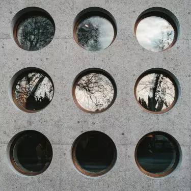 Okrągłe okno w budynku