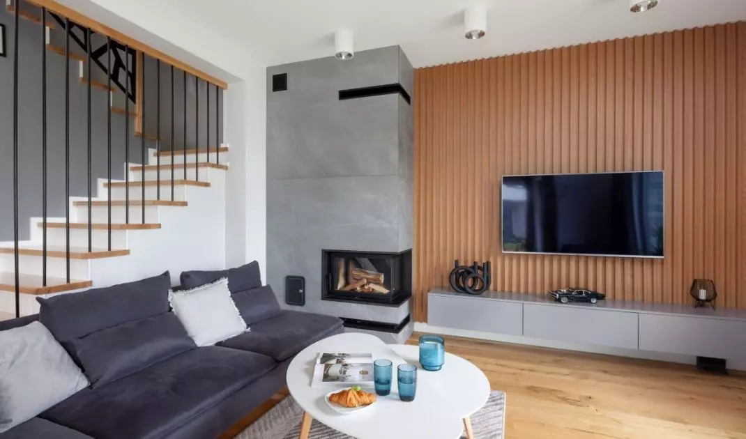 An interesting point of the living room is the wall behind the TV made of lamellas