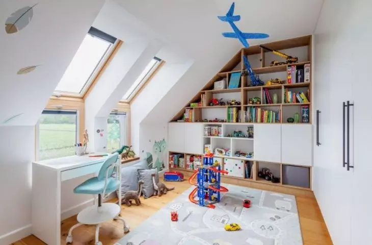 In children's bedrooms, vinyl wallpaper with images of animals adds a friendly touch