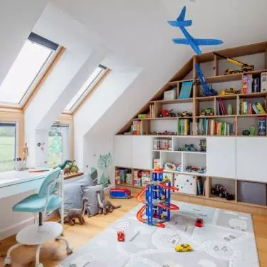 In children's bedrooms, vinyl wallpaper with images of animals adds a friendly touch